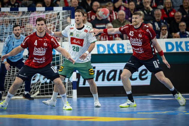 DAIKIN HBL: SG Flensburg-Handewitt vs GWD Minden; 27.03.26 Kampf am Kreis Johannes Golla (Nr.04, SG Flensburg-Handewitt), Tom Bergner (Nr.28, GWD Minden), Blaz Blagotinsek (Nr.43, SG Flensburg-Handewitt) DAIKIN HBL: SG Flensburg-Handewitt vs GWD Minden, GP JOULE Arena am 27.03.26 Copyright: xBEAUTIFULxSPORTS MarioxM.xKobergx