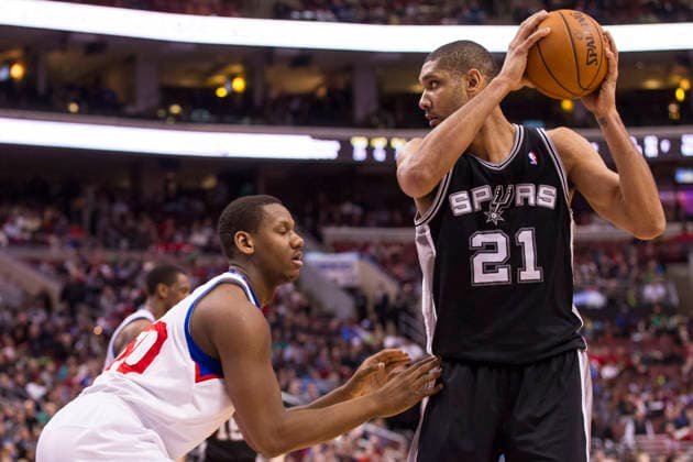 January 21, 2013: San Antonio Spurs power forward Tim Duncan (21) looks on with the ball as Philadelphia 76ers power forward Lavoy Allen (50) guards him during the NBA, Basketball Herren, USA game between the San Antonio Spurs and the Philadelphia 76ers at the Wells Fargo Center in Philadelphia, Pennsylvania. Copyright: xChrisxSzagolax