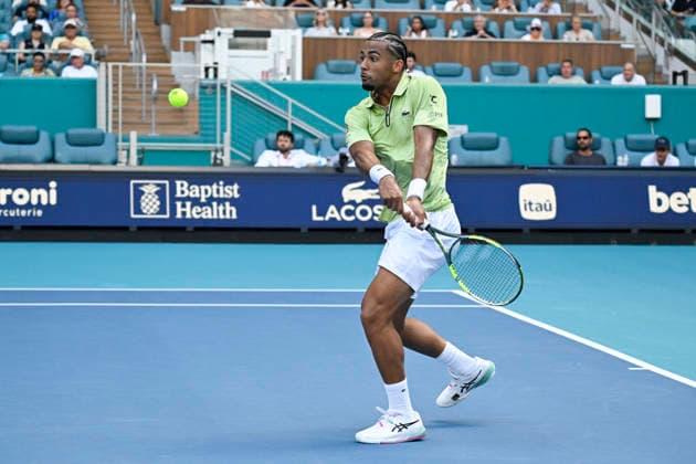 MIAMI GARDENS, FL - MARCH 27: Arthur Fils of France returns the shot to Jiri Lehecka of Czechia, during the men™s semifinal match of the Miami Open on March 27, 2026. at Hard Rock Stadium in Miami Gardens, Florida. (Photo by Michele Eve Sandberg Icon Sportswire) TENNIS: MAR 27 Miami Open EDITORIAL USE ONLY Icon2603270691