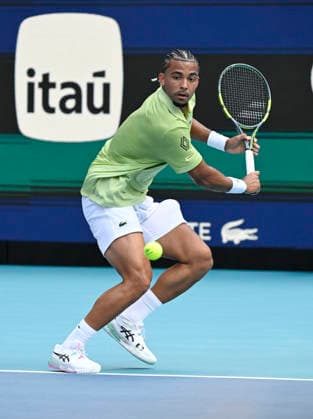 MIAMI GARDENS, FL - MARCH 27: Arthur Fils of France returns the shot to Jiri Lehecka of Czechia, during the men™s semifinal match of the Miami Open on March 27, 2026. at Hard Rock Stadium in Miami Gardens, Florida. (Photo by Michele Eve Sandberg Icon Sportswire) TENNIS: MAR 27 Miami Open EDITORIAL USE ONLY Icon2603270662
