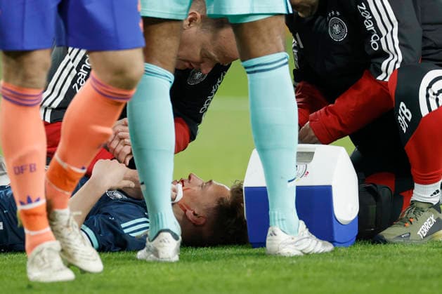 Joshua Kimmich (Deutschland) wird verletzt behandelt. Testspiel zwischen der Schweiz und Deutschland im St. Jakob-Park, Basel, Schweiz, am 27. März 2026. Das Spiel dient beiden Mannschaften als Vorbereitung auf die FIFA Fußball-Weltmeisterschaft 2026. friendly match between Switzerland and Germany at St. Jakob-Park, Basel, Switzerland, on March 27, 2026. The match serves as preparation for both teams ahead of the FIFA World Cup, WM, Weltmeisterschaft, Fussball 2026. *** Joshua Kimmich Germany receives injury treatment Test match between Switzerland and Germany at St Jakob Park, Basel, Switzerland, on March 27, 2026 The match serves as preparation for both teams ahead of the FIFA World Cup 2026 friendly match between Switzerland and Germany at St Jakob Park, Basel, Switzerland, on March 27, 2026 Copyright: HMBxMedia xHeikoxBecker