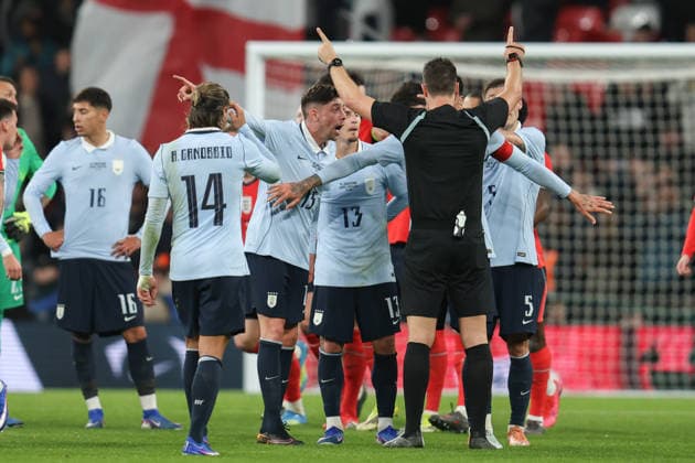 LONDON, ENGLAND, MARCH 27: Uruguay players protest to match referee Sven Jablonksi during the International Friendly, Länderspiel, Nationalmannschaft match between England and Uruguay at Wembley Stadium on March 26th, 2026 in London, England (Photo by Alexander Canillas Sports Press Photo) Copyright: xAlexanderxCanillas SPPx Sportspressphoto_SPR119460