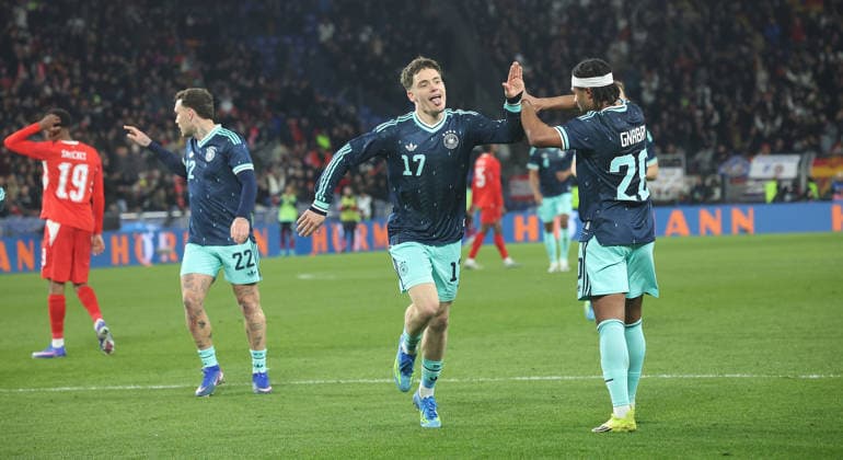 Basel , Fußball Länderspiel Schweiz vs. Deutschland , Jubel Florian Wirtz ( GER ) nach seinem Tor zum 4 : 3 , rechts: Serge Gnabry *** Basel , International soccer match Switzerland vs. Germany , Florian Wirtz GER celebrates after his goal for 4 3 , Serge Gnabry on the right