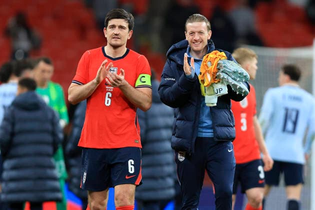 England v Uruguay - International Friendly, Länderspiel, Nationalmannschaft Harry Maguire of England and Jordan Pickford of England applaud the fans after the international friendly match between England and Uruguay at Wembley Stadium on March 27, 2026 in London, England. WARNING! This Photograph May Only Be Used For Newspaper And Or Magazine Editorial Purposes. May Not Be Used For Publications Involving 1 player, 1 Club Or 1 Competition Without Written Authorisation From Football DataCo Ltd. For Any Queries, Please Contact Football DataCo Ltd on +44 (0) 207 864 9121 London Wembley Stadium England United Kingdom Copyright: xAllstarxPicturexLibraryxLtdx