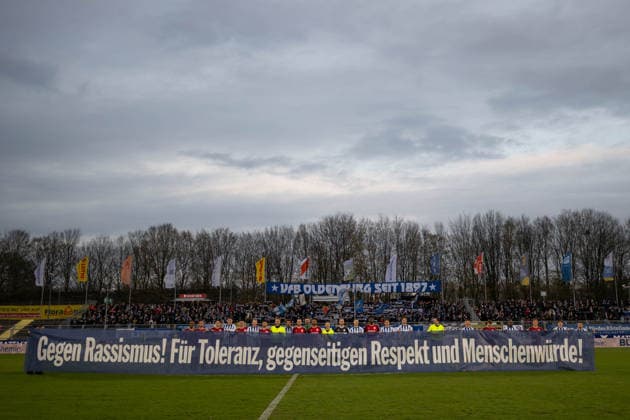 GER, Fussball, RLN, VfB Oldenburg vs 1.FC Phönix Lübeck 27.03.2026, Marschwegstadion, Oldenburg, GER, RLN, VfB Oldenburg vs 1.FC Phönix Lübeck, DFL regulations prohibit any use of photographs as image sequences and or quasi-video, im Bild vor dem Spiel die beiden Mannschaften mit dem Plakat Gegen Rassismus! Für Toleranz, gegseitigen Respekt und Menschenwürde! *** GER, Football, RLN, VfB Oldenburg vs 1 FC Phönix Lübeck 27 03 2026, Marschwegstadion, Oldenburg, GER, RLN, VfB Oldenburg vs 1 FC Phönix Lübeck, DFL regulations prohibit any use of photographs as image sequences and or quasi video, in the picture before the match the two teams with the poster Gegen Rassismus Für Toleranz, gegseitigen Respekt und Menschenwürde nordphotoxgmbhx xRojahn nph00310