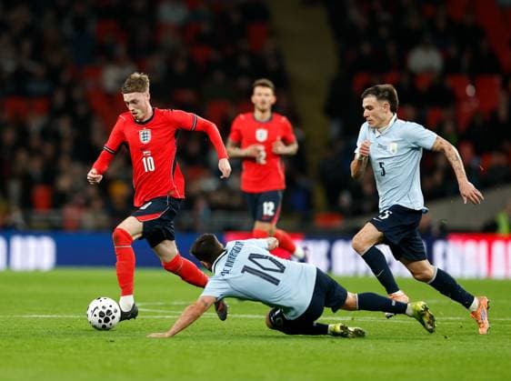 Cole Palmer of England gets away from Giorgian De Arrascaeta (10) and Manuel Ugarte of Uruguay England v Uruguay, Football, International Friendly, Länderspiel, Nationalmannschaft Wembley Stadium, Wembley, London - UK, 27 03 2026  Copyright: xMattxImpey Shutterstockx 16805567av