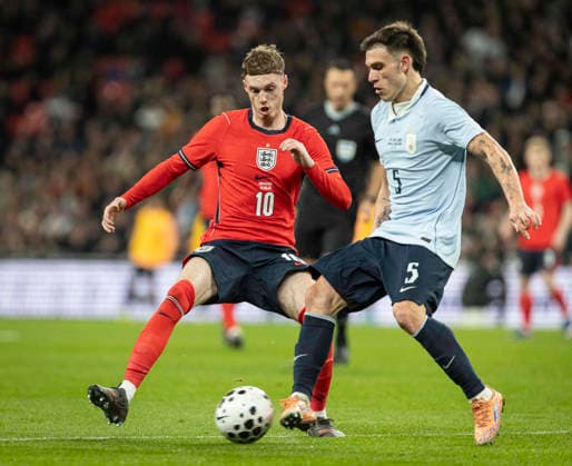 England v Uruguay International Friendly, Länderspiel, Nationalmannschaft Cole Palmer of England challenges for the ball with Manuel Ugarte of Uruguay during the International Friendly match at Wembley Stadium, London 27 03 2026 UK Newspapers OUT Copyright: xJackxTylerx FIL-23187-0083