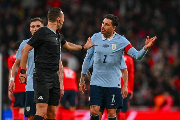LONDON, ENGLAND - MARCH 27: Jose Maria Gimenez of Uruguay talks to referee Sven Jablonski during the International Friendly, Länderspiel, Nationalmannschaft match between England and Uruguay at Wembley Stadium on March 27, 2026 in London, England. Copyright: xYaroslavxDunkax xSPPx Sportspressphoto_SPR119497