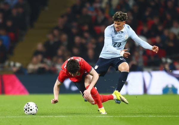 England v Uruguay, Fifa International Friendly, Länderspiel, Nationalmannschaft Wembley Stasdium , Wembley Stadium, London, UK - 27 03 2026 Tino Livramento of England is fouled by Maximiliano Araujo of Uruguay during the International Friendly at Wembly Stadium London Wembley Stadium London GBR, UK NEWSPAPERS OUT Copyright: xMarkxGreenwoodx