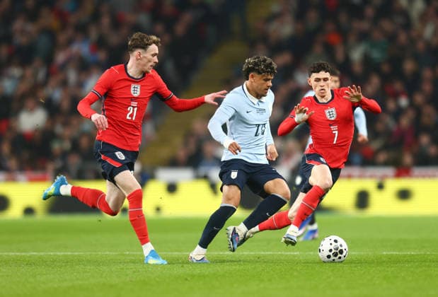 England v Uruguay, Fifa International Friendly, Länderspiel, Nationalmannschaft Wembley Stasdium , Wembley Stadium, London, UK - 27 03 2026 Maximiliano Araujo of Uruguay is tracked by James Garner and Phil Foden of England during the International Friendly at Wembly Stadium London Wembley Stadium London GBR, UK NEWSPAPERS OUT Copyright: xMarkxGreenwoodx