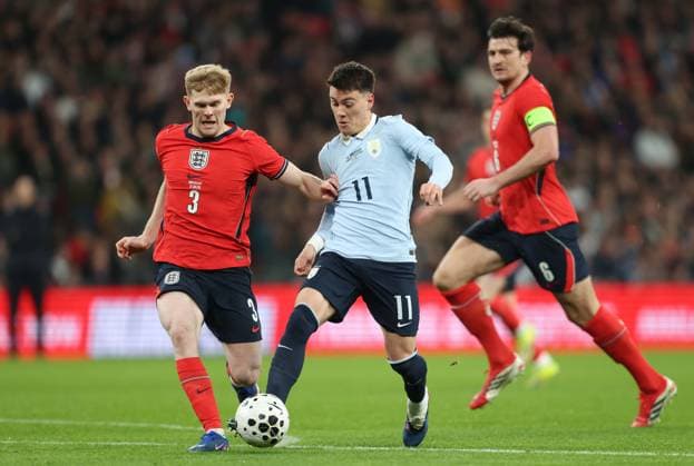 LONDON, ENGLAND, MARCH 27: Lewis Hall of England national team, Nationalteam battles for the ball with Facundo Pellistri of Uruguay National Team during the match between England and Uruguay in the International Friendly, Länderspiel, Nationalmannschaft match at Wembley Stadium in London, England, on March 27. (Photo by Daniel Weir) Copyright: xDanielxWeir SportsxPressxPhotox Sportspressphoto_SPR119564