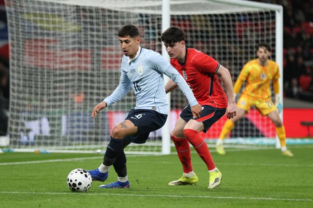 LONDON, ENGLAND, MARCH 27: Mathias Olivera (16 Uruguay) receives pressure from Tino Livramento (2 England) during the International Friendly, Länderspiel, Nationalmannschaft match between England and Uruguay at Wembley Stadium on March 26th, 2026 in London, England (Photo by Alexander Canillas Sports Press Photo) Copyright: xAlexanderxCanillas SPPx Sportspressphoto_SPR119590