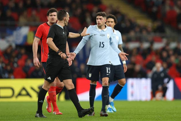 LONDON, ENGLAND, MARCH 27: Federico Valverde (15 Uruguay) complains to the referee during the International Friendly, Länderspiel, Nationalmannschaft match between England and Uruguay at Wembley Stadium on March 26th, 2026 in London, England (Photo by Alexander Canillas Sports Press Photo) Copyright: xAlexanderxCanillas SPPx Sportspressphoto_SPR119615