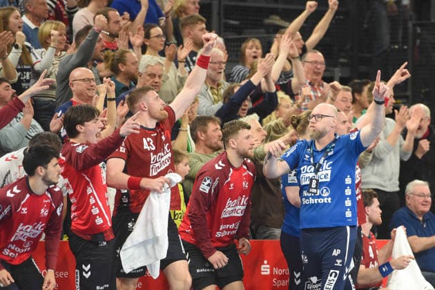 Handball I Herren I Saison 2025-2026 I Bundesliga I 26. Spieltag I SG Flensburg-Handewitt - GWD Minden I 27.03.2026 Bank (SG Flensburg-Handewitt), Ales Pajovic (Trainer, SG Flensburg-Handewitt) Copyright: xLobeca JanxKirschnerx