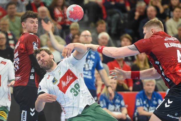 Handball I Herren I Saison 2025-2026 I Bundesliga I 26. Spieltag I SG Flensburg-Handewitt - GWD Minden I 27.03.2026 von links Marko Grgic (17, SG Flensburg-Handewitt), Malte Donker (39, GWD Minden), Blaz Blagotinsek (43, SG Flensburg-Handewitt) Copyright: xLobeca JanxKirschnerx