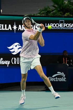 MIAMI GARDENS, FL - MARCH 27: Jannik Sinner of Italy, returns a shot to Alexander Zverev of Germany during the men™s semifinal match of the Miami Open on March 27, 2026, at Hard Rock Stadium in Miami Gardens, Florida. (Photo by Michele Eve Sandberg Icon Sportswire) TENNIS: MAR 27 Miami Open EDITORIAL USE ONLY Icon2603270733