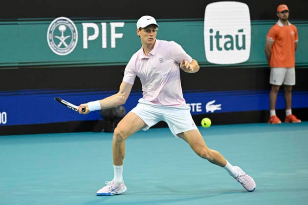 MIAMI GARDENS, FL - MARCH 27: Jannik Sinner of Italy, returns a shot to Alexander Zverev of Germany during the men™s semifinal match of the Miami Open on March 27, 2026, at Hard Rock Stadium in Miami Gardens, Florida. (Photo by Michele Eve Sandberg Icon Sportswire) TENNIS: MAR 27 Miami Open EDITORIAL USE ONLY Icon2603270700