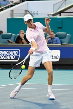 MIAMI GARDENS, FL - MARCH 27: Jannik Sinner of Italy, returns a shot to Alexander Zverev of Germany during the men™s semifinal match of the Miami Open on March 27, 2026, at Hard Rock Stadium in Miami Gardens, Florida. (Photo by Michele Eve Sandberg Icon Sportswire) TENNIS: MAR 27 Miami Open EDITORIAL USE ONLY Icon2603270702