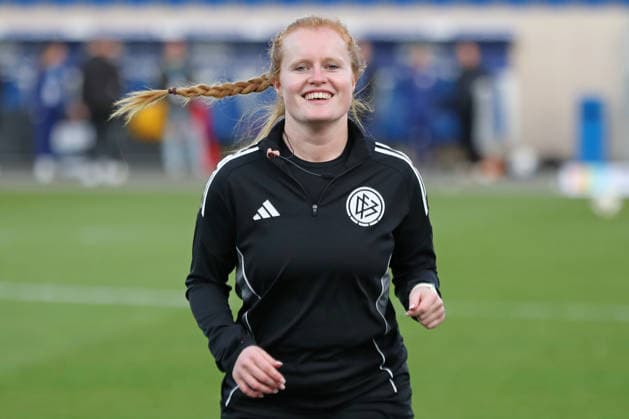 Google Pixel Frauen-Bundesliga, FC Carl Zeiss Jena - RB Leipzig; 27.03.2026 Schiedsrichter-Assistentin Jana Hegwein. Fußball, Google Pixel Frauen-Bundesliga, Saison 2025 2026, 22. Spieltag: FC Carl Zeiss Jena vs. RB Leipzig am 27.03.2026, Ernst-Abbe-Sportfeld, ad hoc Arena, Jena. DFB REGULATIONS PROHIBIT ANY USE OF PHOTOGRAPHS AS IMAGE SEQUENCES AND OR QUASI-VIDEO. Copyright: xBEAUTIFULxSPORTS JanxKaeferx