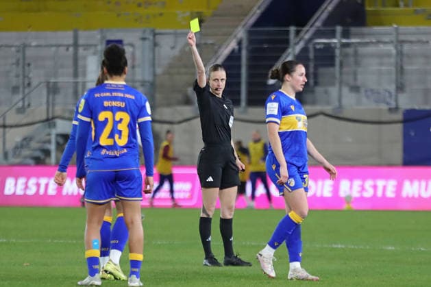 Google Pixel Frauen-Bundesliga, FC Carl Zeiss Jena - RB Leipzig; 27.03.2026 Schiedsrichterin Davina Lutz zeigt die Gelbe Karte, Verwarnung. Fußball, Google Pixel Frauen-Bundesliga, Saison 2025 2026, 22. Spieltag: FC Carl Zeiss Jena vs. RB Leipzig am 27.03.2026, Ernst-Abbe-Sportfeld, ad hoc Arena, Jena. DFB REGULATIONS PROHIBIT ANY USE OF PHOTOGRAPHS AS IMAGE SEQUENCES AND OR QUASI-VIDEO. Copyright: xBEAUTIFULxSPORTS JanxKaeferx