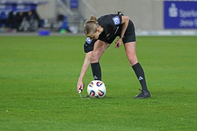 Google Pixel Frauen-Bundesliga, FC Carl Zeiss Jena - RB Leipzig; 27.03.2026 Schiedsrichterin Davina Lutz markiert mit dem Freistoß-Spray die Linie für den Ball. Fußball, Google Pixel Frauen-Bundesliga, Saison 2025 2026, 22. Spieltag: FC Carl Zeiss Jena vs. RB Leipzig am 27.03.2026, Ernst-Abbe-Sportfeld, ad hoc Arena, Jena. DFB REGULATIONS PROHIBIT ANY USE OF PHOTOGRAPHS AS IMAGE SEQUENCES AND OR QUASI-VIDEO. Copyright: xBEAUTIFULxSPORTS JanxKaeferx