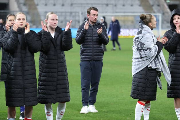 Google Pixel Frauen-Bundesliga, FC Carl Zeiss Jena - RB Leipzig; 27.03.2026 Cheftrainer Jonas Stephan (RB Leipzig). Fußball, Google Pixel Frauen-Bundesliga, Saison 2025 2026, 22. Spieltag: FC Carl Zeiss Jena vs. RB Leipzig am 27.03.2026, Ernst-Abbe-Sportfeld, ad hoc Arena, Jena. DFB REGULATIONS PROHIBIT ANY USE OF PHOTOGRAPHS AS IMAGE SEQUENCES AND OR QUASI-VIDEO. Copyright: xBEAUTIFULxSPORTS JanxKaeferx