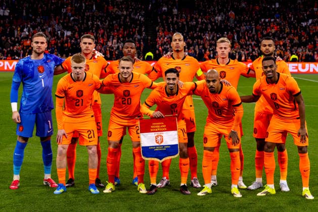 AMSTERDAM, NETHERLANDS - MARCH 27: The starting eleven of the Netherlands with Netherlands goalkeeper Bart Verbruggen, Micky van de Ven of the Netherlands, Denzel Dumfries of the Netherlands, Virgil van Dijk of the Netherlands, Jan Paul van Hecke of the Netherlands, Cody Gakpo of the Netherlands, Kees Smit of the Netherlands, Tijjani Reijnders of the Netherlands, Donyell Malen of the Netherlands and Ryan Gravenberch of the Netherlands pose for a teamphoto prior to the International Friendly, Länderspiel, Nationalmannschaft match between Netherlands and Norway at the Johan Cruijff Arena on March 27, 2026 in Amsterdam, Netherlands. Copyright: xRenexNijhuis MBxMediax