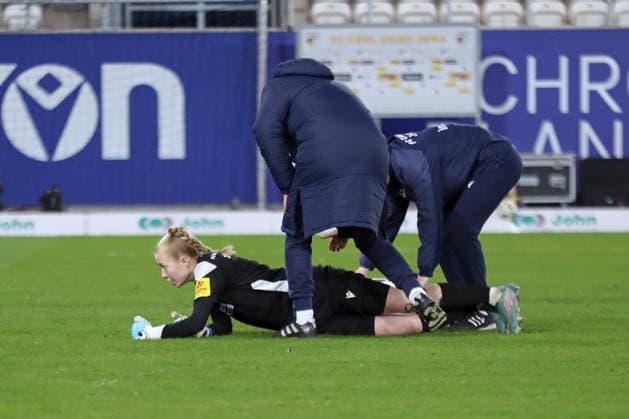 Google Pixel Frauen-Bundesliga, FC Carl Zeiss Jena - RB Leipzig; 27.03.2026 Torwart Jasmin Janning (1, Carl Zeiss Jena) musste behandelt werden. Fußball, Google Pixel Frauen-Bundesliga, Saison 2025 2026, 22. Spieltag: FC Carl Zeiss Jena vs. RB Leipzig am 27.03.2026, Ernst-Abbe-Sportfeld, ad hoc Arena, Jena. DFB REGULATIONS PROHIBIT ANY USE OF PHOTOGRAPHS AS IMAGE SEQUENCES AND OR QUASI-VIDEO. Copyright: xBEAUTIFULxSPORTS JanxKaeferx