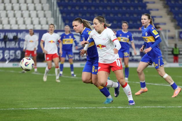 Google Pixel Frauen-Bundesliga, FC Carl Zeiss Jena - RB Leipzig; 27.03.2026 Lara Schenk (18, Carl Zeiss Jena) gegen Gina Chmielinski (10, RB Leipzig). Fußball, Google Pixel Frauen-Bundesliga, Saison 2025 2026, 22. Spieltag: FC Carl Zeiss Jena vs. RB Leipzig am 27.03.2026, Ernst-Abbe-Sportfeld, ad hoc Arena, Jena. DFB REGULATIONS PROHIBIT ANY USE OF PHOTOGRAPHS AS IMAGE SEQUENCES AND OR QUASI-VIDEO. Copyright: xBEAUTIFULxSPORTS JanxKaeferx