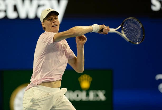 March 27, 2026, Miami Gardens, Fl, United States: MIAMI GARDENS, FL - MARCH 27: Jannik Sinner hits the ball against Alexander Zverev in the semi-finals during the Miami Open at Hard Rock Stadium on March 27, 2026 in Miami Gardens, Florida. Miami Gardens United States - ZUMAt139 20260327_aaa_t139_040 Copyright: xMichaelxPimentel IsixPhotosx
