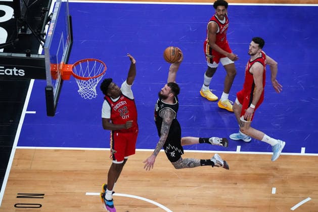 New Orleans Pelicans vs Toronto Raptors TORONTO, CANADA - MARCH 27 : Sandro Mamukelashvili (54) of Toronto Raptors attempts a dunk during the NBA, Basketball Herren, USA basketball game between New Orleans Pelicans and Toronto Raptors at the Scotiabank Arena on March 27, 2026 in Toronto, Ontario, Canada. Mert Alper Dervis Anadolu Ontario Canada. Editorial use only. Please get in touch for any other usage.  Copyright: x2026xAnadoluxMertxAlperxDervisx
