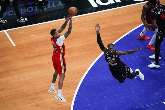 New Orleans Pelicans vs Toronto Raptors TORONTO, CANADA - MARCH 27 : Jordan Hawkins (24) of New Orleans Pelicans in action against RJ Barrett (9) of Toronto Raptors during the NBA, Basketball Herren, USA basketball game between New Orleans Pelicans and Toronto Raptors at the Scotiabank Arena on March 27, 2026 in Toronto, Ontario, Canada. Mert Alper Dervis Anadolu Ontario Canada. Editorial use only. Please get in touch for any other usage.  Copyright: x2026xAnadoluxMertxAlperxDervisx