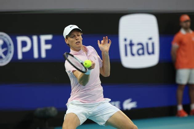 March 27, 2026, Miami Gardens, Florida, United States Of America: MIAMI GARDENS, FLORIDA - MARCH 27: Jannik SInner of Italy defeats Alexander Zverev of Germany during the Men s Semifinals on Day 11 of the Miami Open at Hard Rock Stadium on March 27, 2026 in Miami Gardens, Florida....People: Jannik SInner Miami Open 2026 - Day 11  - ZUMAs214 20260327_ada_s214_031 Copyright: xSMGx