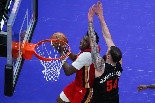 New Orleans Pelicans vs Toronto Raptors TORONTO, CANADA - MARCH 27 : Derik Queen (22) of New Orleans Pelicans in action against Sandro Mamukelashvili (54) of Toronto Raptors during the NBA, Basketball Herren, USA basketball game between New Orleans Pelicans and Toronto Raptors at the Scotiabank Arena on March 27, 2026 in Toronto, Ontario, Canada. Mert Alper Dervis Anadolu Ontario Canada. Editorial use only. Please get in touch for any other usage.  Copyright: x2026xAnadoluxMertxAlperxDervisx