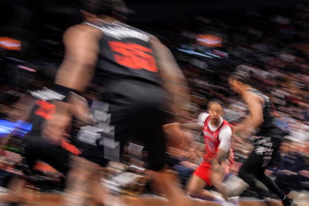 March 27, 2026, Toronto, On, CAN: New Orleans Pelicans Jordan Hawkins (24) looks to make a play against the Toronto Raptors defence during second half NBA, Basketball Herren, USA basketball action in Toronto on Friday, March 27, 2026. Canada News - March 27, 2026  - ZUMAc35_ 20260327_zaf_c35_210 Copyright: xChrisxYoungx