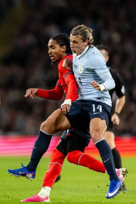 England v Uruguay, Friendly England defender Djed Spence battles for possession with Uruguay midfielder Agustin Canobbio during the Friendly match between England and Uruguay at Wembley Stadium, London, UK on 27 March 2026. London Wembley Stadium Greater London UK Editorial use only , Copyright: xManjitxNarotrax PSI-23956-0143