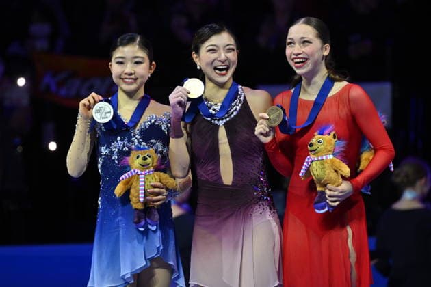 ISU Figure skating, Eiskunstlauf World Championships 2026 at the O2 Arena in Prague, Czech Republic - 27 Mar 2026 Gold medalist Kaori Sakamoto (middle) of Japan, Silver medailist Mone Chiba (L) of Japan and Bronze medailist Nina Pinzarrone of Belgium (R) as seen during the medal ceremony for the Women competition at the ISU Figure Skating World Championships 2026 at the O2 Arena. ISU Figure Skating World Championships 2026 takes place from 24th to 29th of March in Prague, Czech Republic. Prague Czech Republic Copyright: xTomasxTkacikx xSOPAxImagesx 20260327-ISU-women-29