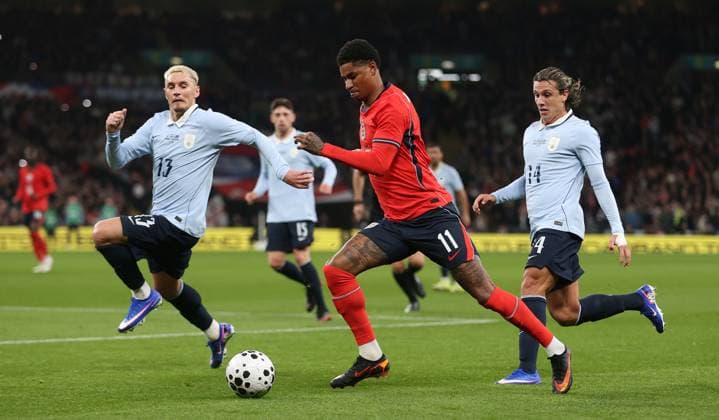 LONDON, ENGLAND, MARCH 27: Marcus Rashford of England national team, Nationalteam battles for the ball with Agustin Canobbio & Guillermo Varela of Uruguay National Team during the match between England and Uruguay in the International Friendly, Länderspiel, Nationalmannschaft match at Wembley Stadium in London, England, on March 27. (Photo by Daniel Weir) Copyright: xDanielxWeir SportsxPressxPhotox Sportspressphoto_SPR119644