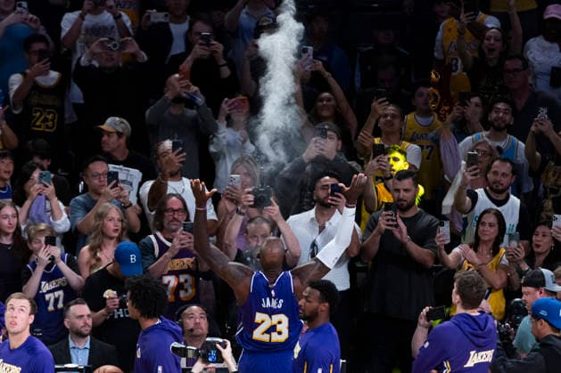 March 27, 2026, Los Angeles, California, United States: Los Angeles Lakers™ LeBron James (23) tosses powder before an NBA, Basketball Herren, USA basketball game against the Brooklyn Nets at Crypto.com Arena on Friday, March 27, 2026 in Los Angeles. NBA 2026: Lakers 116:99 Nets - 27 Mar 2026  - ZUMAs197 20260327_aaa_s197_552 Copyright: xRingoxChiux