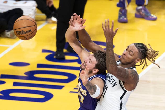 March 27, 2026, Los Angeles, California, United States: Los Angeles Lakers™ Luka Don?i? (77) and Brooklyn Nets™ Noah Clowney (21) vie for the ball during an NBA, Basketball Herren, USA basketball game at Crypto.com Arena on Friday, March 27, 2026 in Los Angeles. NBA 2026: Lakers 116:99 Nets - 27 Mar 2026  - ZUMAs197 20260327_aaa_s197_559 Copyright: xRingoxChiux
