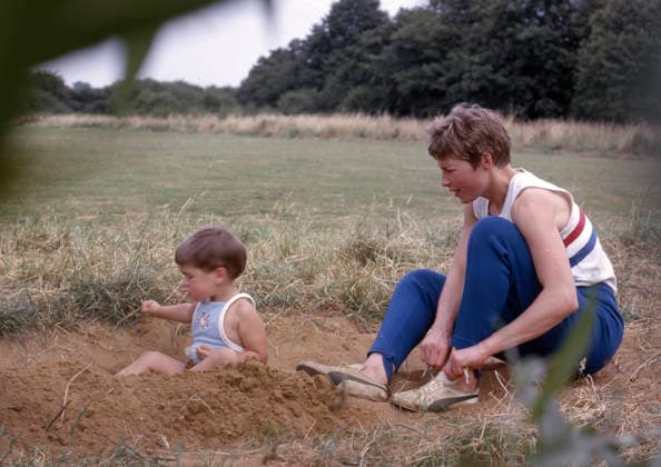 GB Athlete Mary Rand 07 07 1964 Mary Rand training three months before she became the first female GB athlete to win Olympic gold. Mary with daughter Alison in the long jump pit. UK *** GB-Athletin Mary Rand 07.07.1964 Mary Rand beim Training drei Monate bevor sie als erste GB-Athletin olympisches Gold gewann Mary mit Tochter Alison in der Weitsprunggrube UK  Copyright: xGerryxCranhamxOffside al