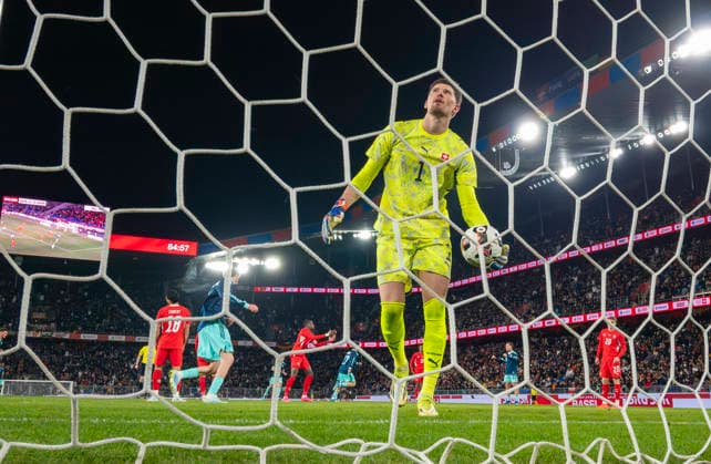 RECORD DATE NOT STATED 27.03.2026, Fussball Freundschafts-Länderspiel, Schweiz - Deutschland, im Stadion St.-Jakob-Park in Basel (Schweiz). Nach dem 3:4 Tor von Florian Wirtz (Deutschland) kann Torwart Gregor Kobel (Schweiz) nur noch den Ball aus dem Netz holen. *** 27 03 2026, Friendly international football match, Switzerland Germany, at the St Jakob Park stadium in Basel Switzerland After the 3-4 goal by Florian Wirtz Germany, goalkeeper Gregor Kobel Switzerland can only get the ball out of the net