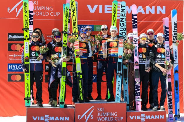 Sport Bilder des Tages SKI FLYING - FIS WC Planica PLANICA,SLOVENIA,28.MAR.26 - NORDIC SKIING, Ski jumping, Skispringen, Ski, nordisch SKI FLYING - FIS World Cup, team event, men. Image shows the team of JPN with Tomofumi Naito, Naoki Nakamura, Ryoyu Kobayashi and Ren Nikaido (JPN), the team of AUT with Stefan Kraft, Daniel Tschofenig, Stephan Embacherand Markus Mueller (AUT) and the team of NOR with Isak Andreas Langmo, Marius Lindvik, Robin Pedersen and Johann Andre Forfang (NOR). Keywords: trophy.  GEPAxpictures xMarioxBuehner-Weinrauch