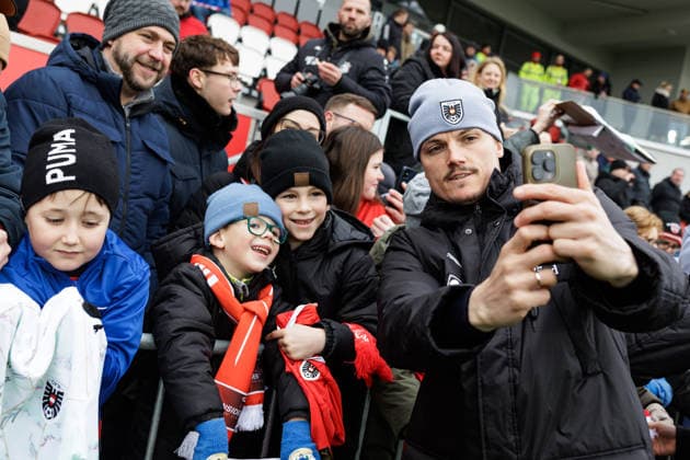 SOCCER - AUT vs KOR, test match VIENNA,AUSTRIA,28.MAR.26 - SOCCER - OEFB international test match, Austria vs South Korea, preview, training Team AUT. Image shows Marcel Sabitzer (AUT) with fans.  GEPAxpictures xArminxRauthner
