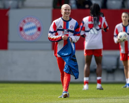 Pernille Harder (FC Bayern Muenchen Frauen, 21) beim Aufwaermen mit einer Jacke mit Aufdruck Rot gegen Rassismus GER, FC Bayern Muenchen Frauen vs. 1. FC Nuernberg, Fussball, Google Pixel Frauen-Bundesliga, 22. Spieltag, Saison 2025 2026, 28.03.2026. (DFL DFB REGULATIONS PROHIBIT ANY USE OF PHOTOGRAPHS as IMAGE SEQUENCES and or QUASI-VIDEO). GER, FC Bayern Muenchen Frauen vs. 1. FC Nuernberg, Fussball, Google Pixel Frauen-Bundesliga, 22. Spieltag, Saison 2025 2026, 28.03.2026. Muenchen Copyright: xEibner-Pressefoto HeikexFeinerx EP_HFR
