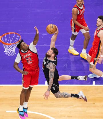 (260328) -- TORONTO, March 28, 2026 -- Sandro Mamukelashvili (2nd L) of Toronto Raptors dunks during the 2025-2026 NBA, Basketball Herren, USA regular season game between Toronto Raptors and New Orleans Pelicans in Toronto, Canada, on March 27, 2026. (Photo by Xinhua) (SP) CANADA-TORONTO-BASKETBALL-NBA-PELICANS VS RAPTORS ZouxZheng 