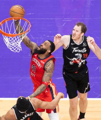 (260328) -- TORONTO, March 28, 2026 -- Saddiq Bey (C) of New Orleans Pelicans goes up for a layup during the 2025-2026 NBA, Basketball Herren, USA regular season game between Toronto Raptors and New Orleans Pelicans in Toronto, Canada, on March 27, 2026. (Photo by Xinhua) (SP) CANADA-TORONTO-BASKETBALL-NBA-PELICANS VS RAPTORS ZouxZheng 