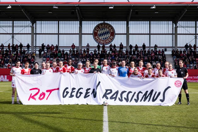 Google Pixel Frauen-Bundesliga, FC Bayern München - 1. FC Nürnberg; 28.03.2026 Gemeinsames Gruppenfoto beider Mannschaften mit Banner Rot gegen Rassismus, Statement gegen Rassismus Google Pixel Frauen-Bundesliga, FC Bayern München - 1. FC Nürnberg, München, FC Bayern Campus am 28.03.2026 DFB REGULATIONS PROHIBIT ANY USE OF PHOTOGRAPHS AS IMAGE SEQUENCES AND OR QUASI-VIDEO. Copyright: xBEAUTIFULxSPORTS Wunderlx