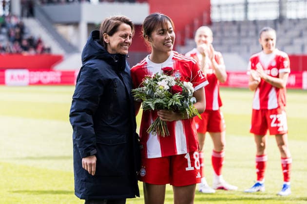 Sport Bilder des Tages Google Pixel Frauen-Bundesliga, FC Bayern München - 1. FC Nürnberg; 28.03.2026 Momoko Tanikawa (FC Bayern München, 18) wird von Bianca Rech (Direktorin Frauenfussball FC Bayern München) für den Sieg der Asienmeisterschaften geehrt Google Pixel Frauen-Bundesliga, FC Bayern München - 1. FC Nürnberg, München, FC Bayern Campus am 28.03.2026 DFB REGULATIONS PROHIBIT ANY USE OF PHOTOGRAPHS AS IMAGE SEQUENCES AND OR QUASI-VIDEO. *** Google Pixel Womens Bundesliga, FC Bayern Munich 1 FC Nuremberg 28 03 2026 Momoko Tanikawa FC Bayern Munich, 18 is honored by Bianca Rech Director Womens Football FC Bayern Munich for winning the Asian Championships Google Pixel Womens Bundesliga, FC Bayern Munich 1 FC Nuremberg, Munich, FC Bayern Campus on 28 03 2026 DFB REGULATIONS PROHIBIT ANY USE OF PHOTOGRAPHS AS IMAGE SEQUENCES AND OR QUASI VIDEO Copyright: xBEAUTIFULxSPORTS Wunderlx