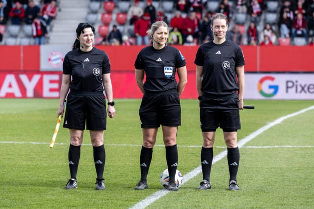 Silke Fritz (Schiedsrichter-Assistentin), Karoline Wacker (Schiedsrichterin) und Simone Jakob (Schiedsrichter-Assistentin) vor Beginn der Partie GER, FC Bayern Muenchen Frauen vs. 1. FC Nuernberg, Fussball, Google Pixel Frauen-Bundesliga, 22. Spieltag, Saison 2025 2026, 28.03.2026. (DFL DFB REGULATIONS PROHIBIT ANY USE OF PHOTOGRAPHS as IMAGE SEQUENCES and or QUASI-VIDEO). GER, FC Bayern Muenchen Frauen vs. 1. FC Nuernberg, Fussball, Google Pixel Frauen-Bundesliga, 22. Spieltag, Saison 2025 2026, 28.03.2026. Muenchen Copyright: xEibner-Pressefoto HeikexFeinerx EP_HFR